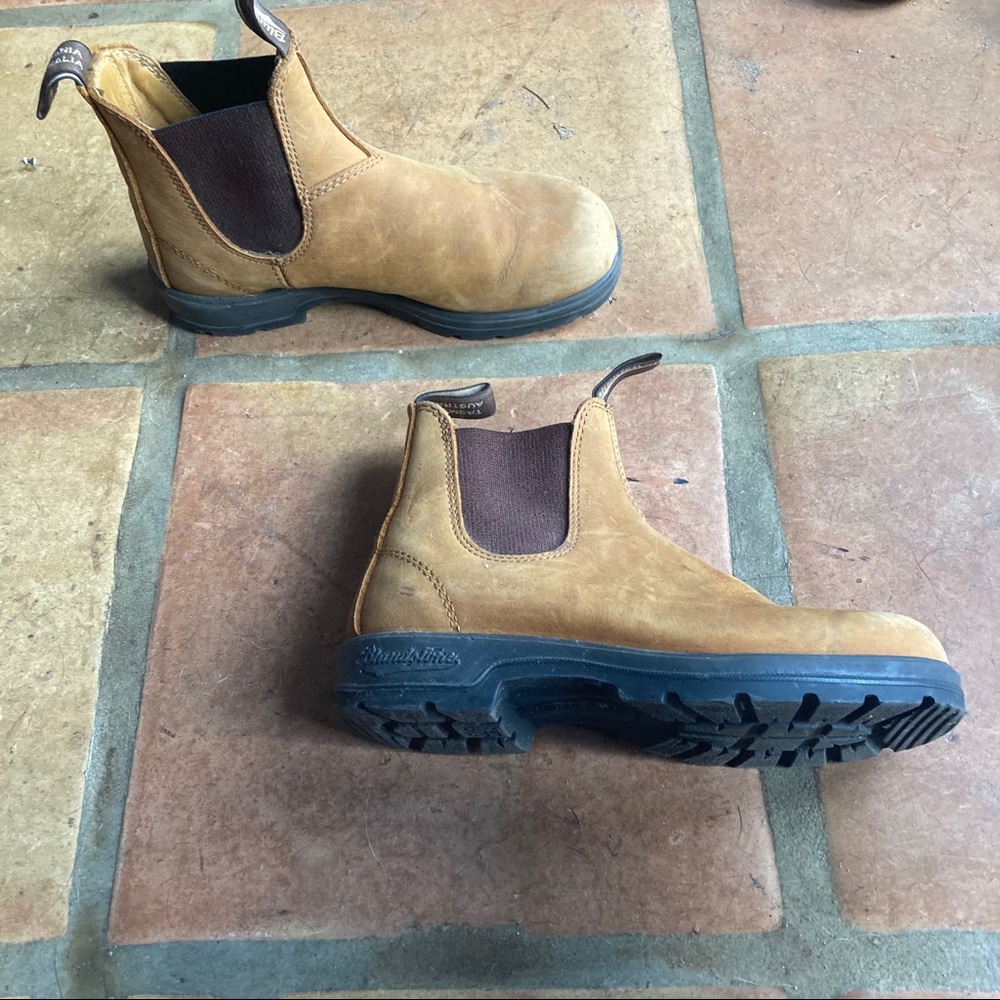 Tan blundstones